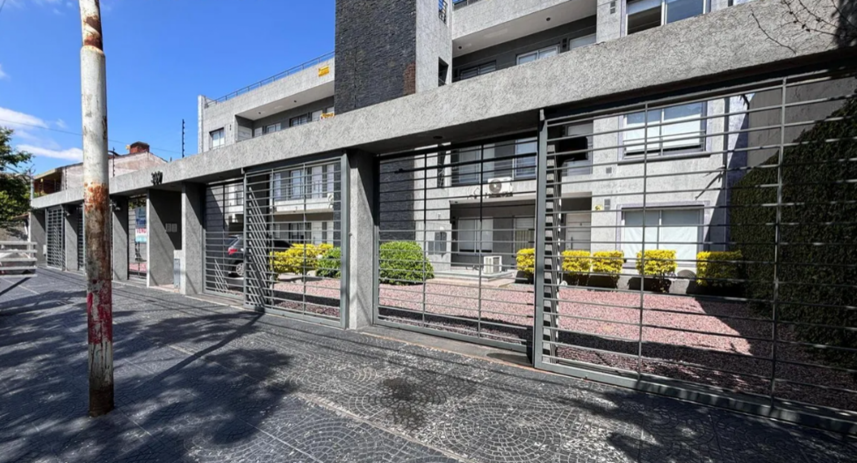 Departamento De Dos Ambientes En Venta, Moron- Con Cochera Y Baulera