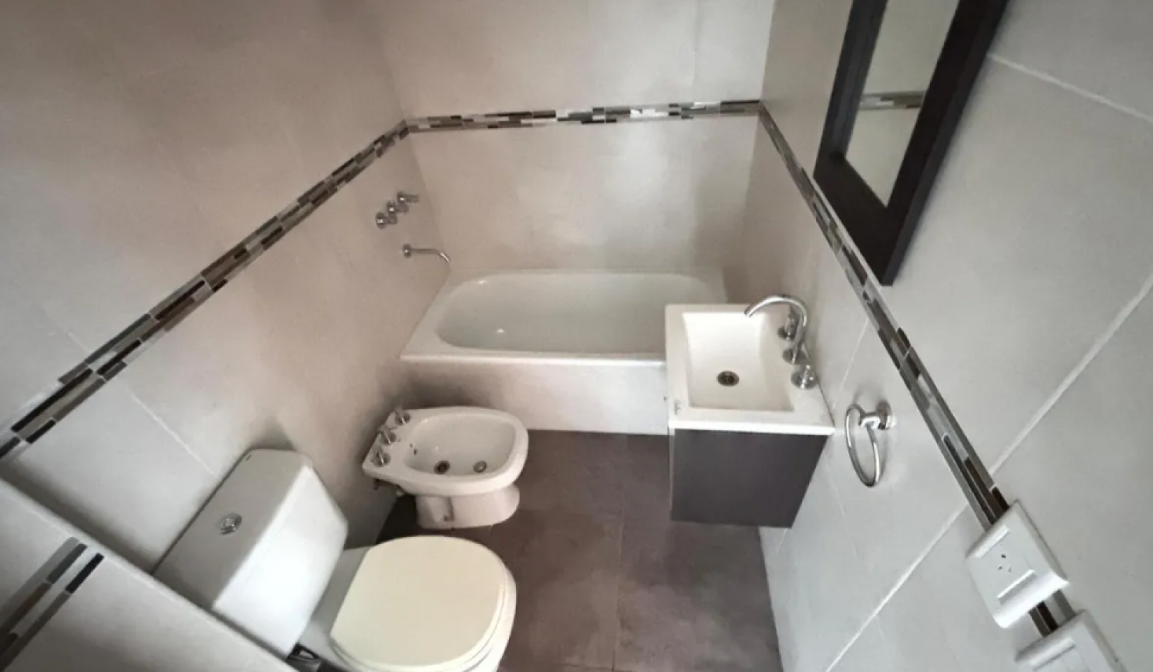Departamento De Dos Ambientes En Venta, Moron- Con Cochera Y Baulera