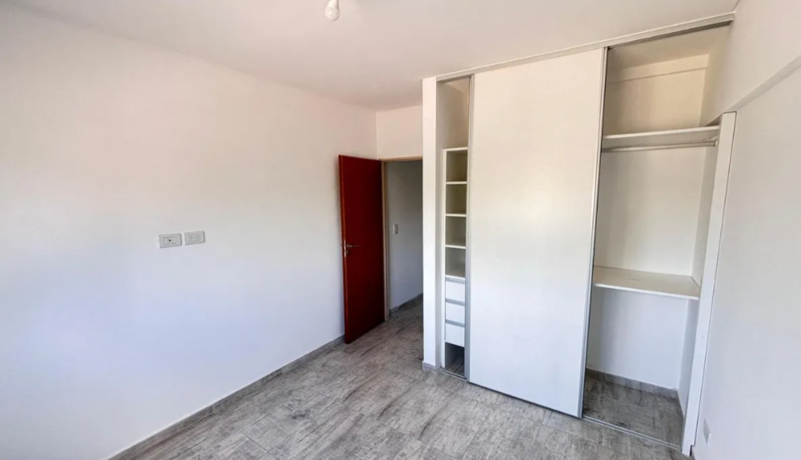 Departamento De Dos Ambientes En Venta, Moron- Con Cochera Y Baulera
