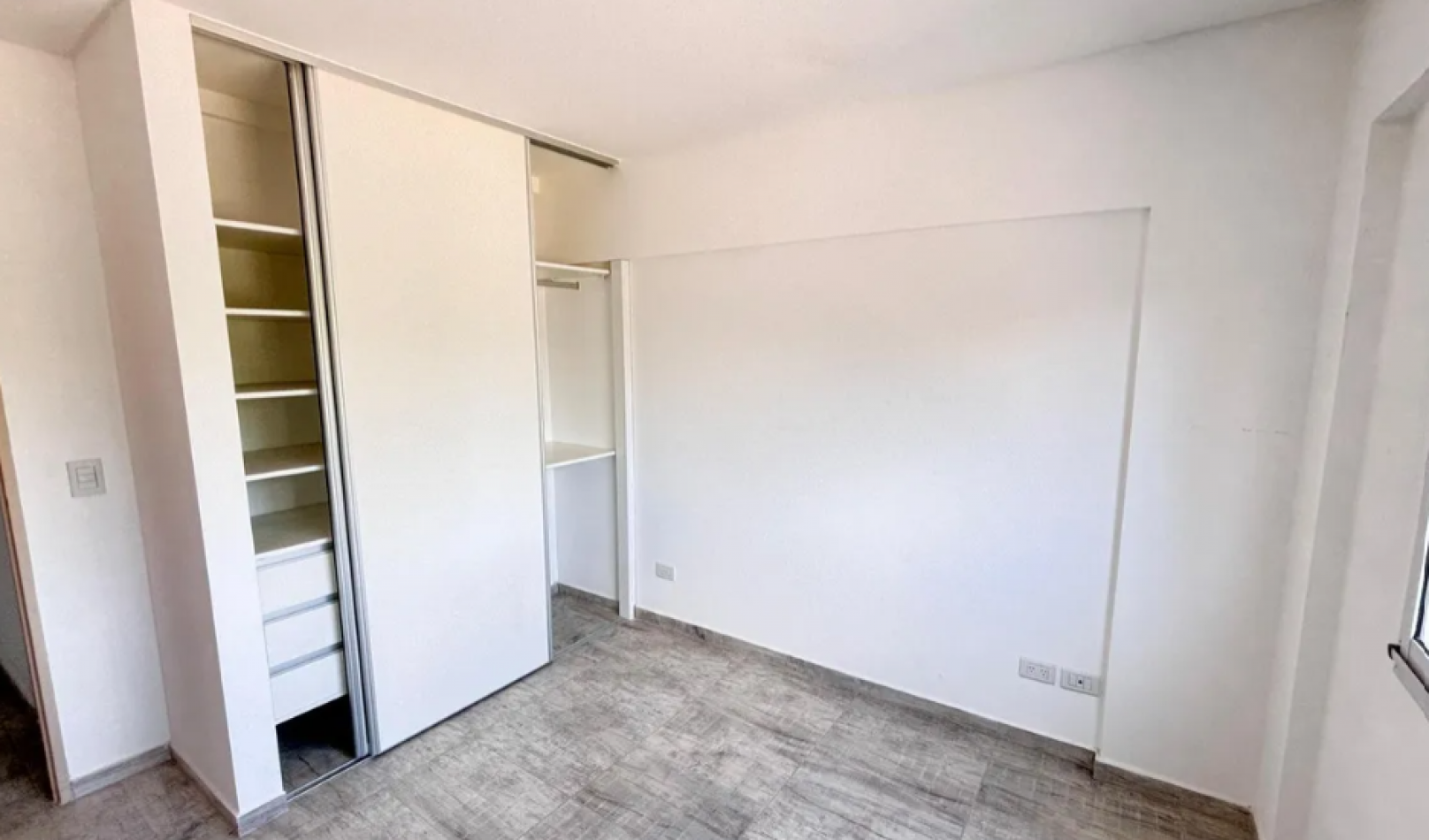 Departamento De Dos Ambientes En Venta, Moron- Con Cochera Y Baulera