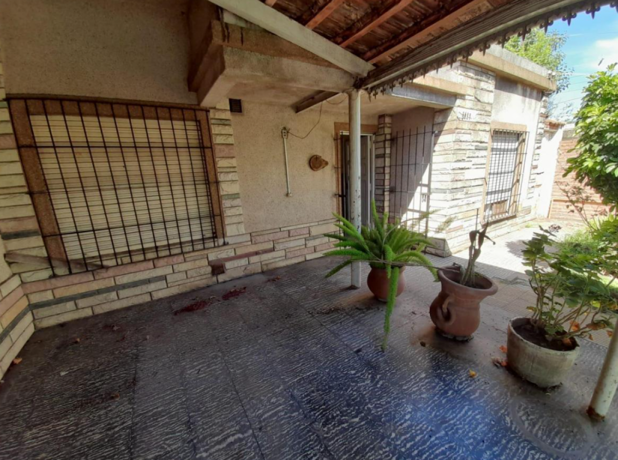 Venta casa americana en lote de 388m2 Ituzaingo zona industrial
